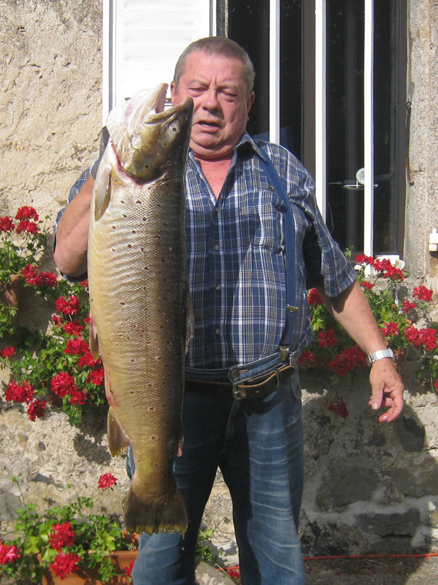 Truite record pechee au lac de Naussac